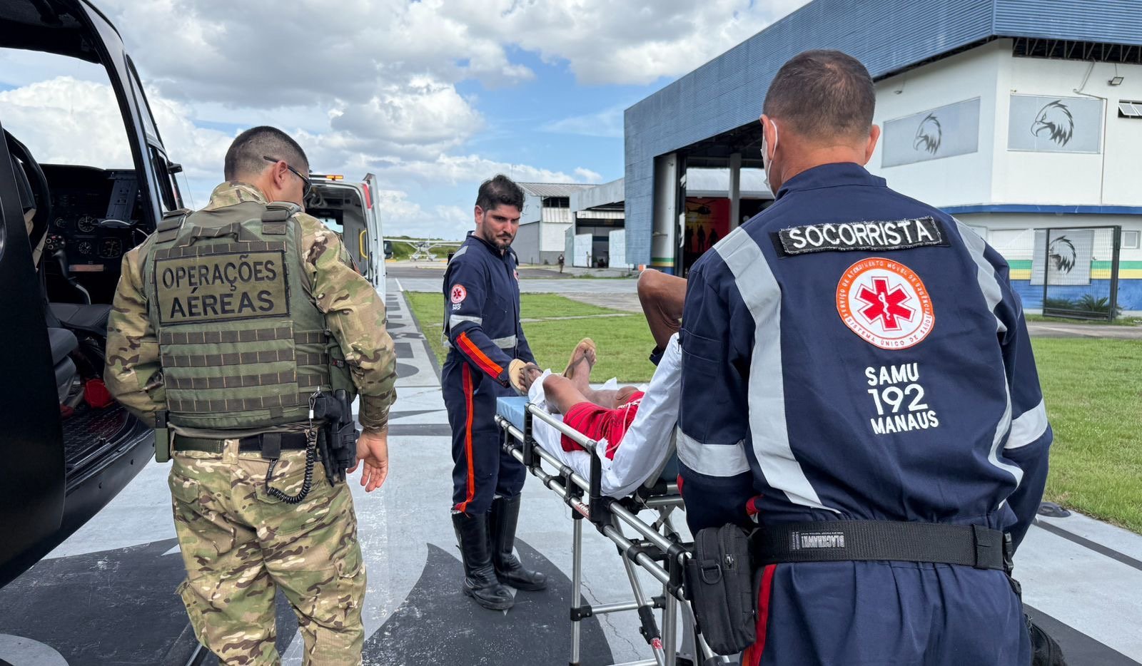 Helicóptero do Departamento Integrado de Operações Aéreas realizando resgate de idoso indígena em comunidade na zona norte de Manaus.