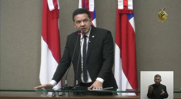 Deputado Delegado Péricles discursando na tribuna da Assembleia Legislativa do Amazonas.