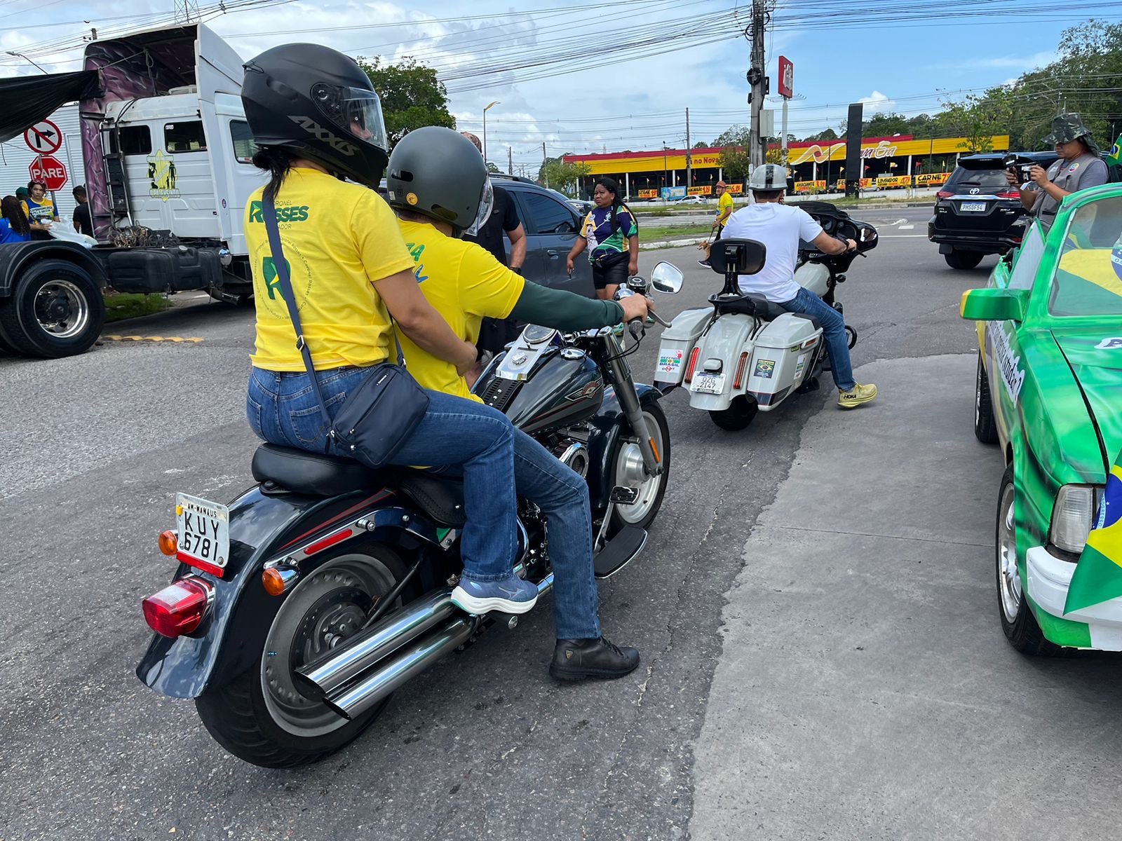 Apoiadores e parlamentares reunidos no ato Acorda Brasil em Manaus.