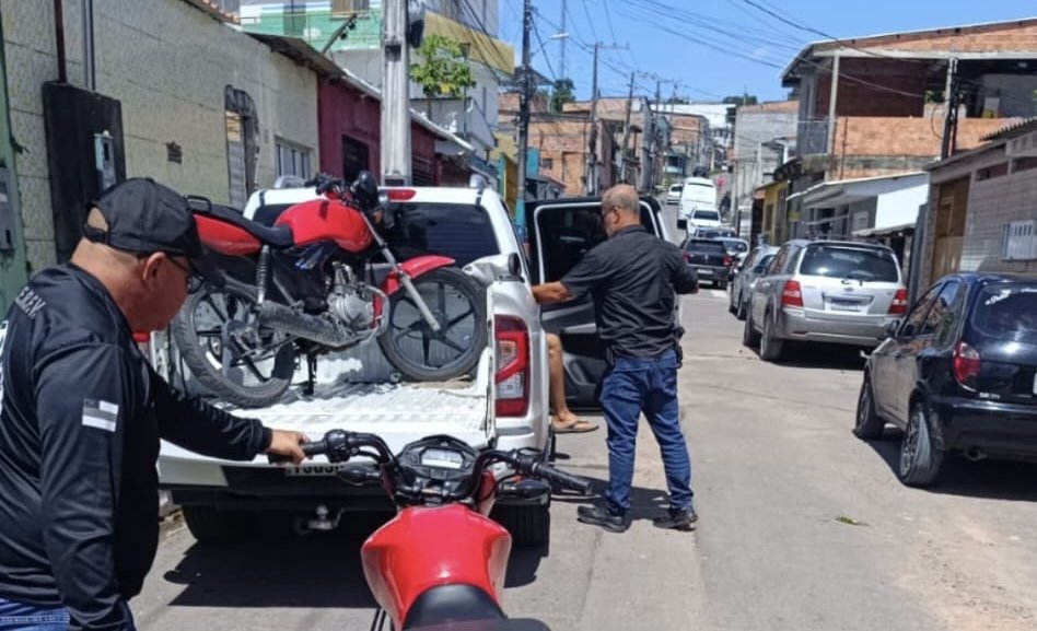 Policiais civis da DERFV realizam apreensão de motocicleta roubada e adulterada em Manaus.