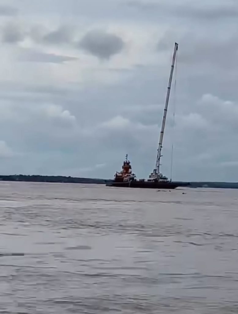 Guindaste posicionado no Rio Negro para a operação de içamento da lancha Lima de Abreu após naufrágio.