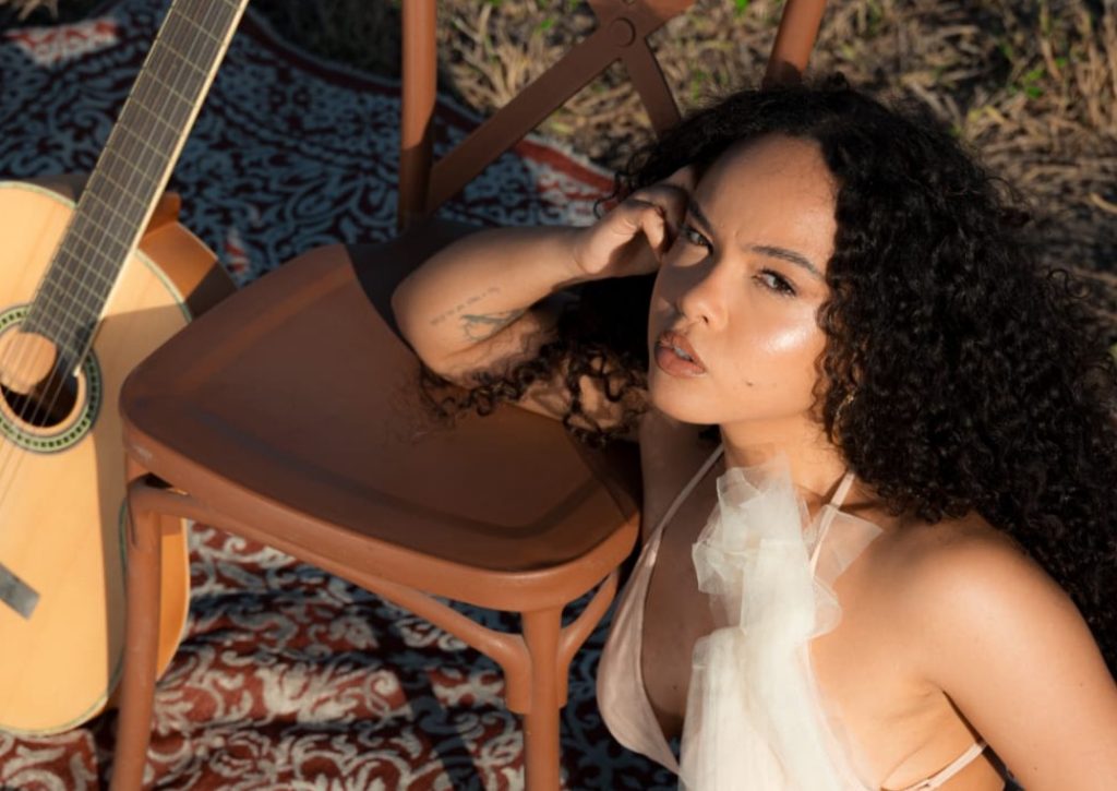 Cantora Joyce Alane se apresentando com violão durante a turnê Um Dia Eu Te Encontro