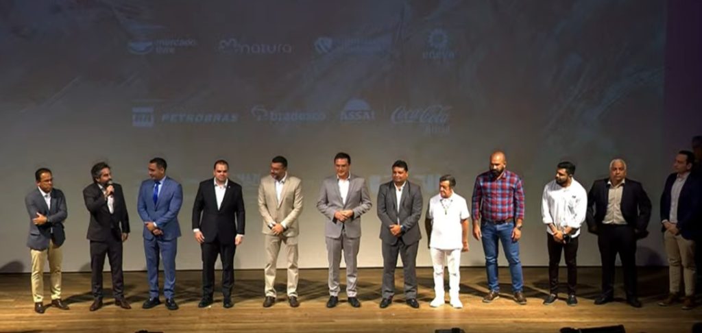 itens oficiais dos bois caprichoso e garantido no palco do teatro amazonas durante lançamento do festival de parintins 2026