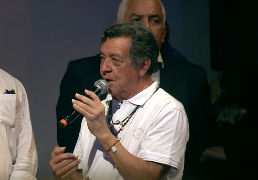 itens oficiais dos bois caprichoso e garantido no palco do teatro amazonas durante lançamento do festival de parintins 2026