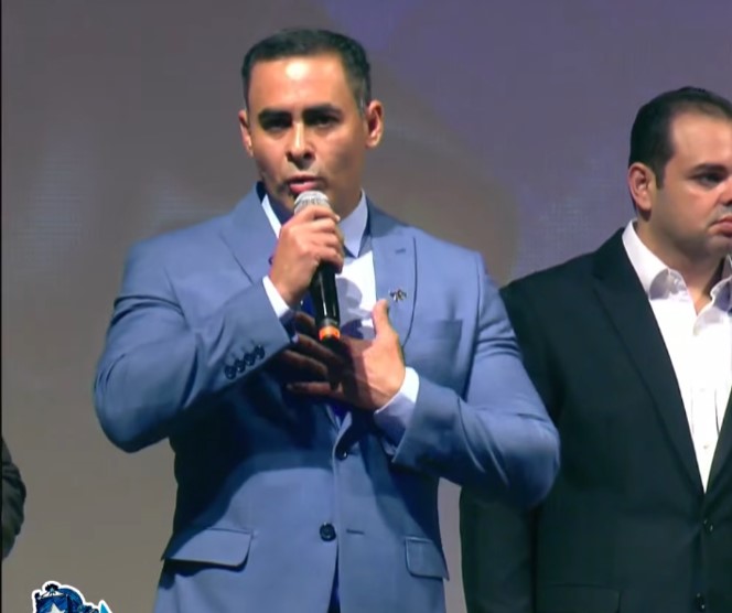 itens oficiais dos bois caprichoso e garantido no palco do teatro amazonas durante lançamento do festival de parintins 2026
