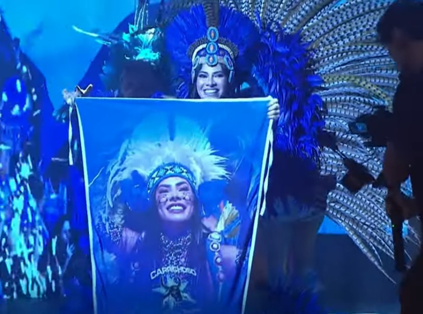 itens oficiais dos bois caprichoso e garantido no palco do teatro amazonas durante lançamento do festival de parintins 2026