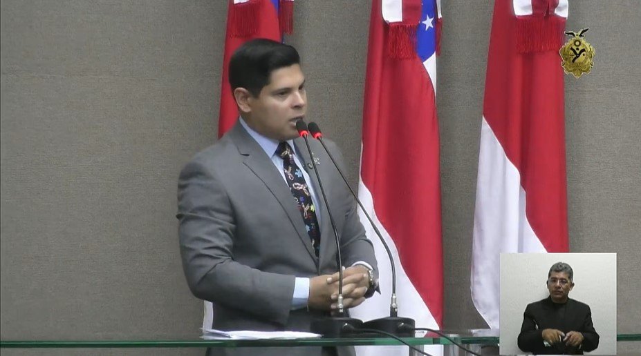 Deputado estadual Mário César Filho discursa na Assembleia Legislativa do Amazonas sobre o aumento do preço da gasolina.
