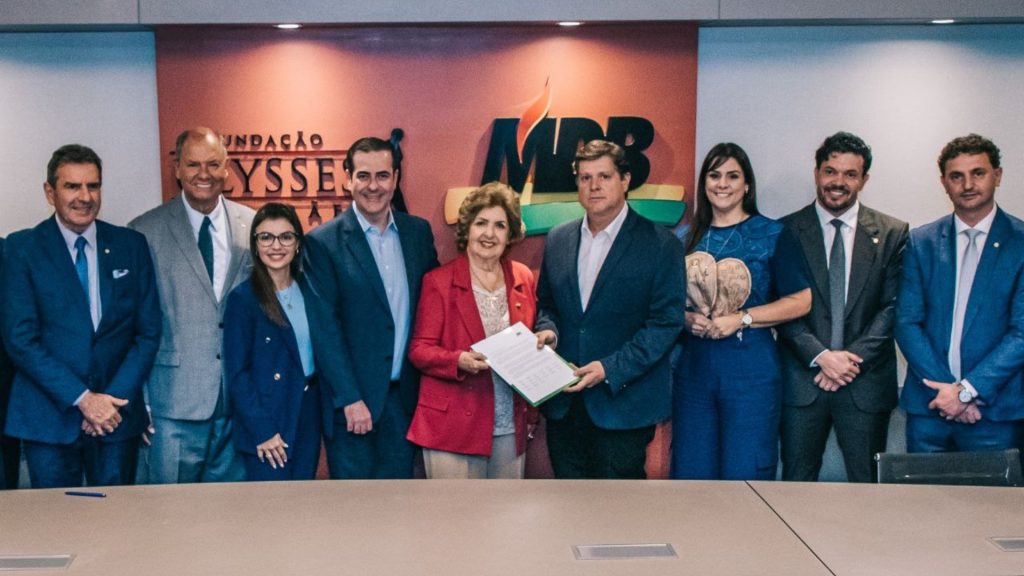 Senador Eduardo Braga em evento de filiação partidária do MDB no Amazonas acompanhado de lideranças políticas