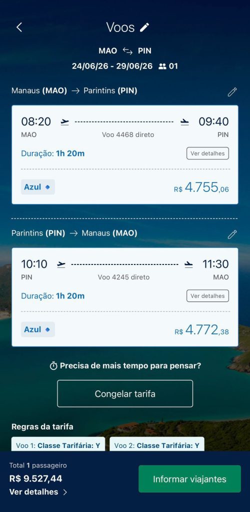 Vista aérea de aeronave comercial e movimentação no aeroporto de Parintins durante o período do festival folclórico no Amazonas.