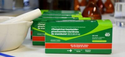 Profissional de saúde realizando teste molecular para diagnóstico de tuberculose em laboratório do sistema único de saúde