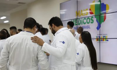 Equipe médica atendendo pacientes em unidade básica de saúde do programa mais médicos