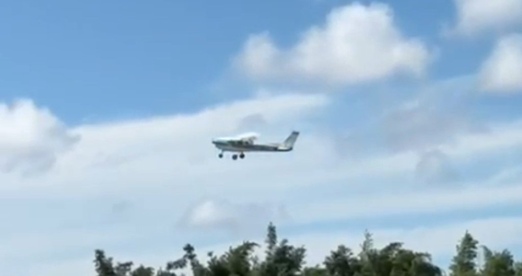 Momento da decolagem de avião de pequeno porte no Aeroclube de Manaus antes de queda