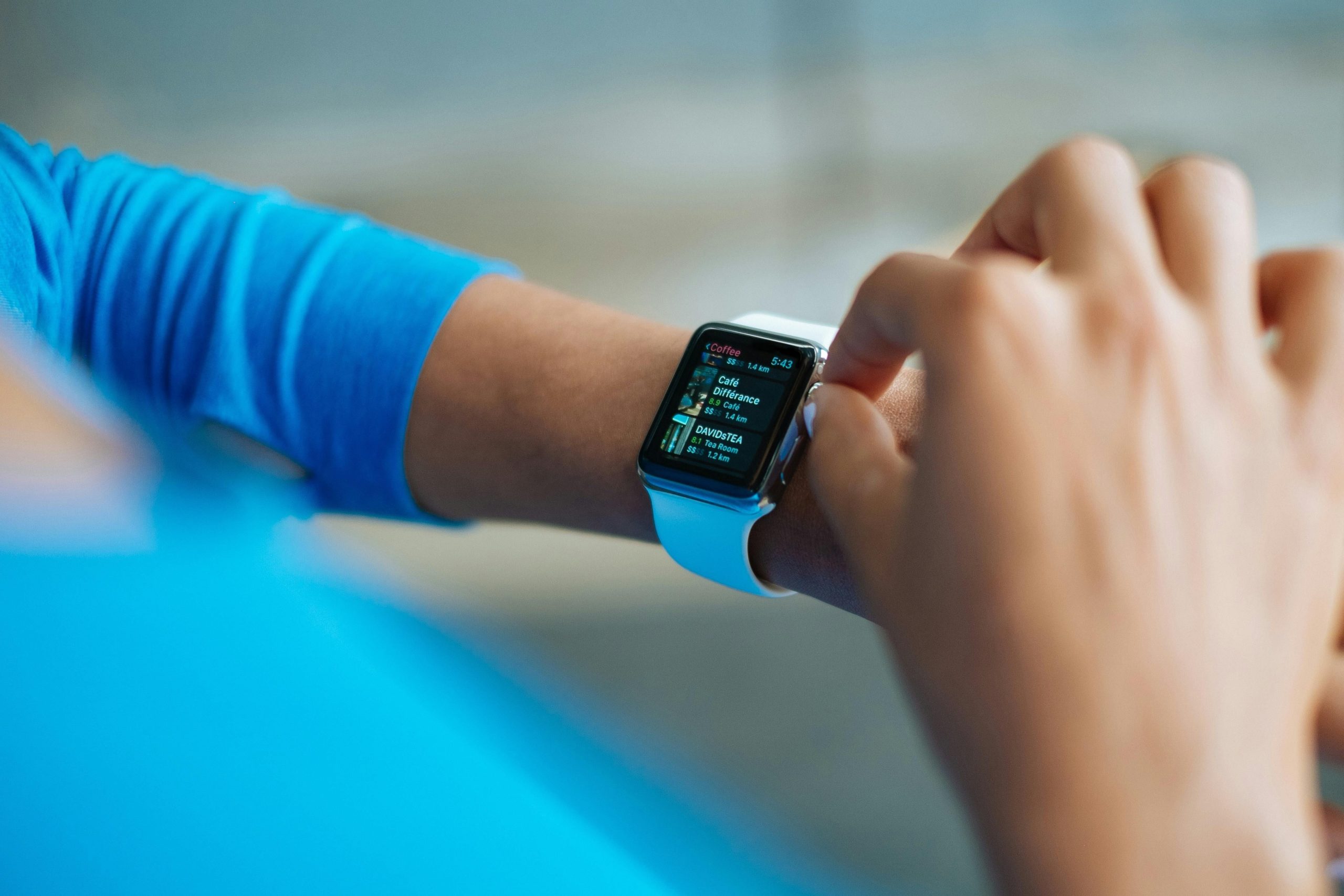 Pessoa dormindo usando um smartwatch no pulso para monitorar batimentos cardiacos e qualidade do sono.