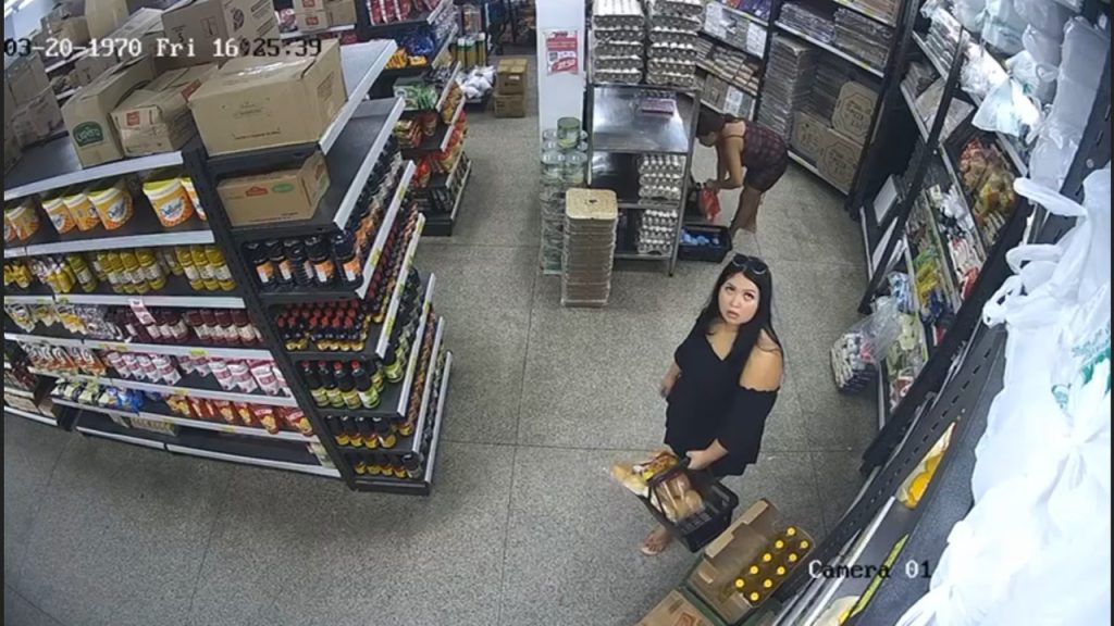 Imagens de câmeras de segurança mostram três mulheres suspeitas de furtos em supermercados de Manaus.