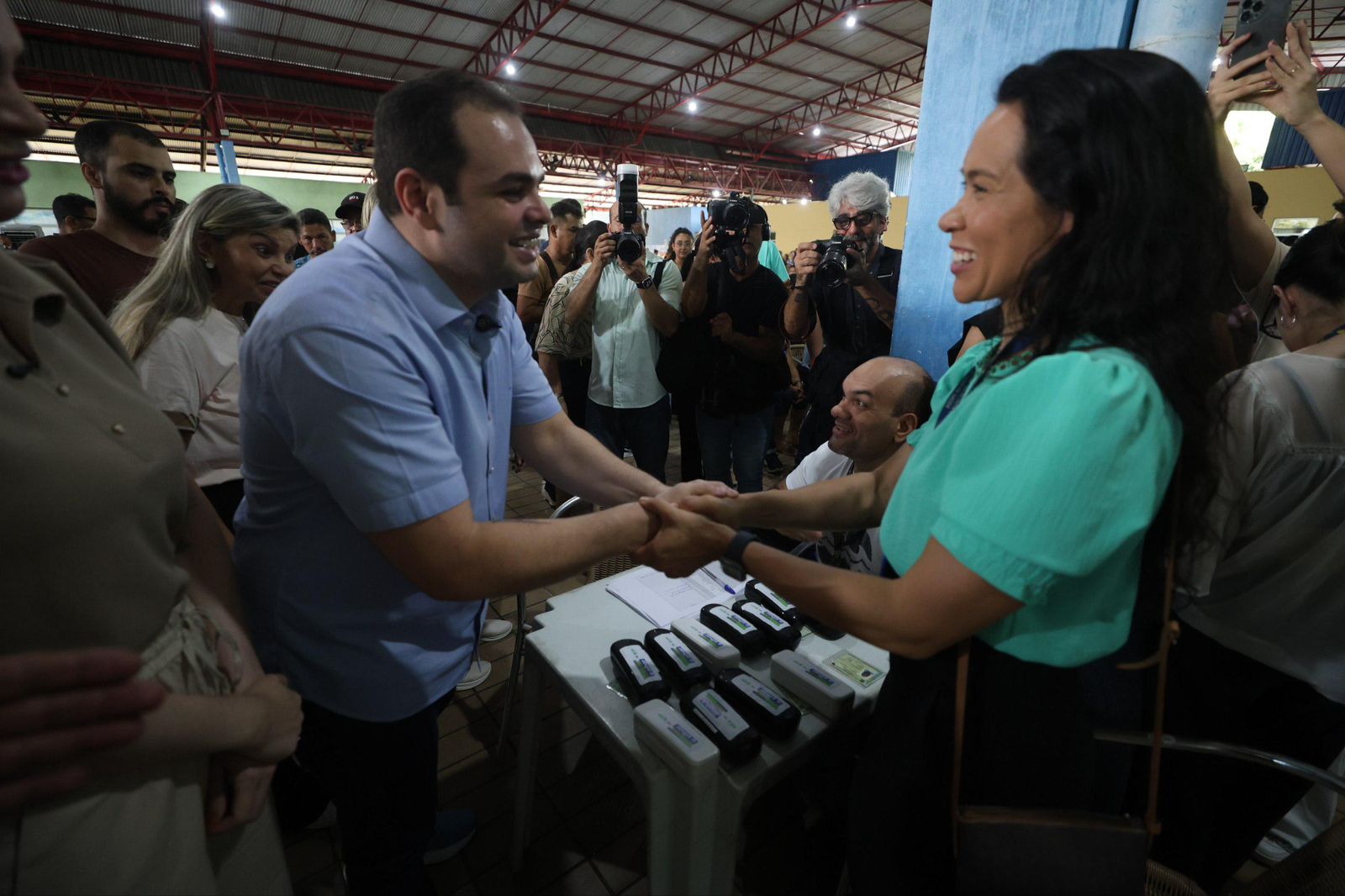 Roberto Cidade realizando entregas e despachos durante sua primeira semana como governador interino do Amazonas.