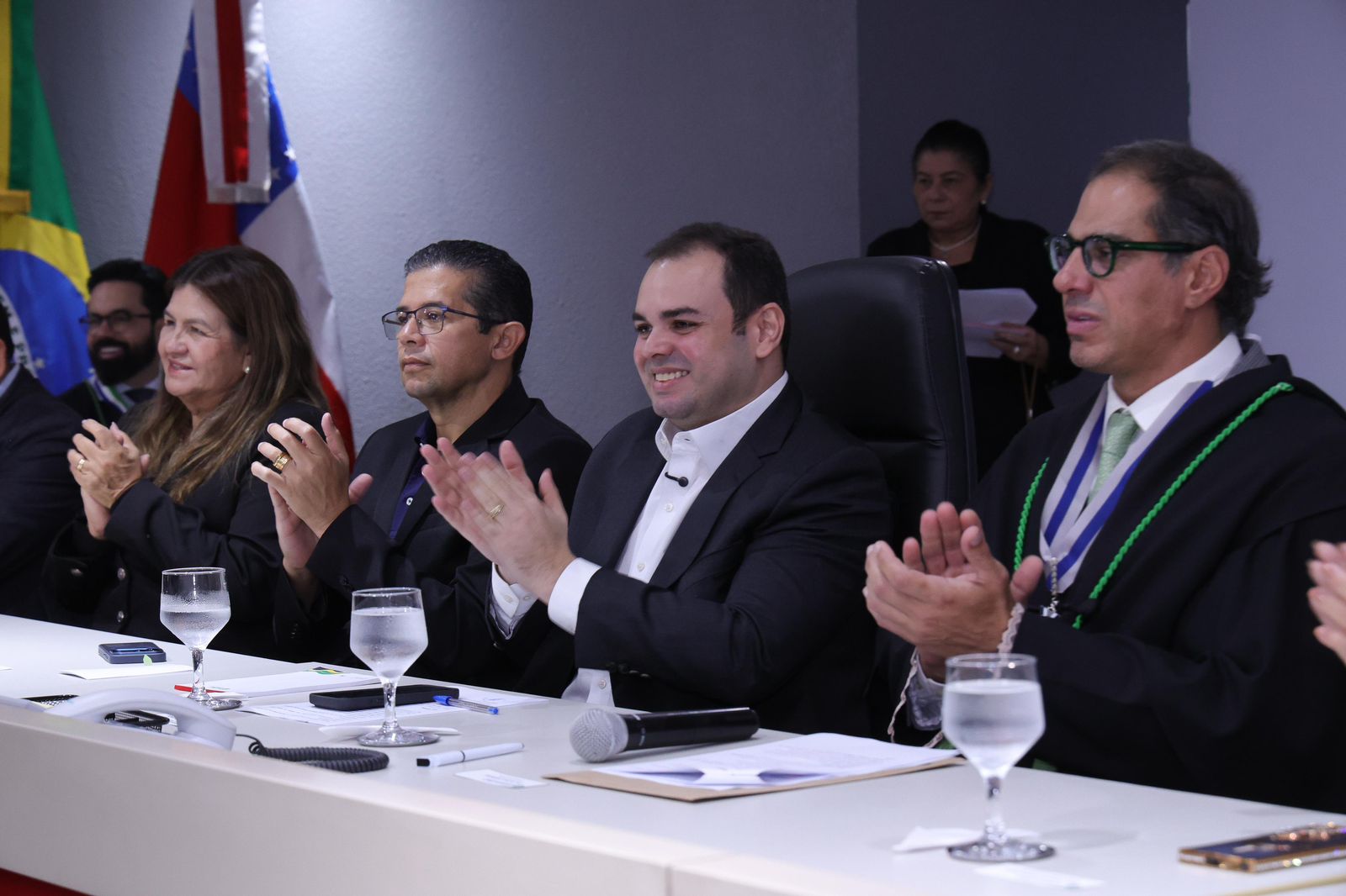 Roberto Cidade realizando entregas e despachos durante sua primeira semana como governador interino do Amazonas.