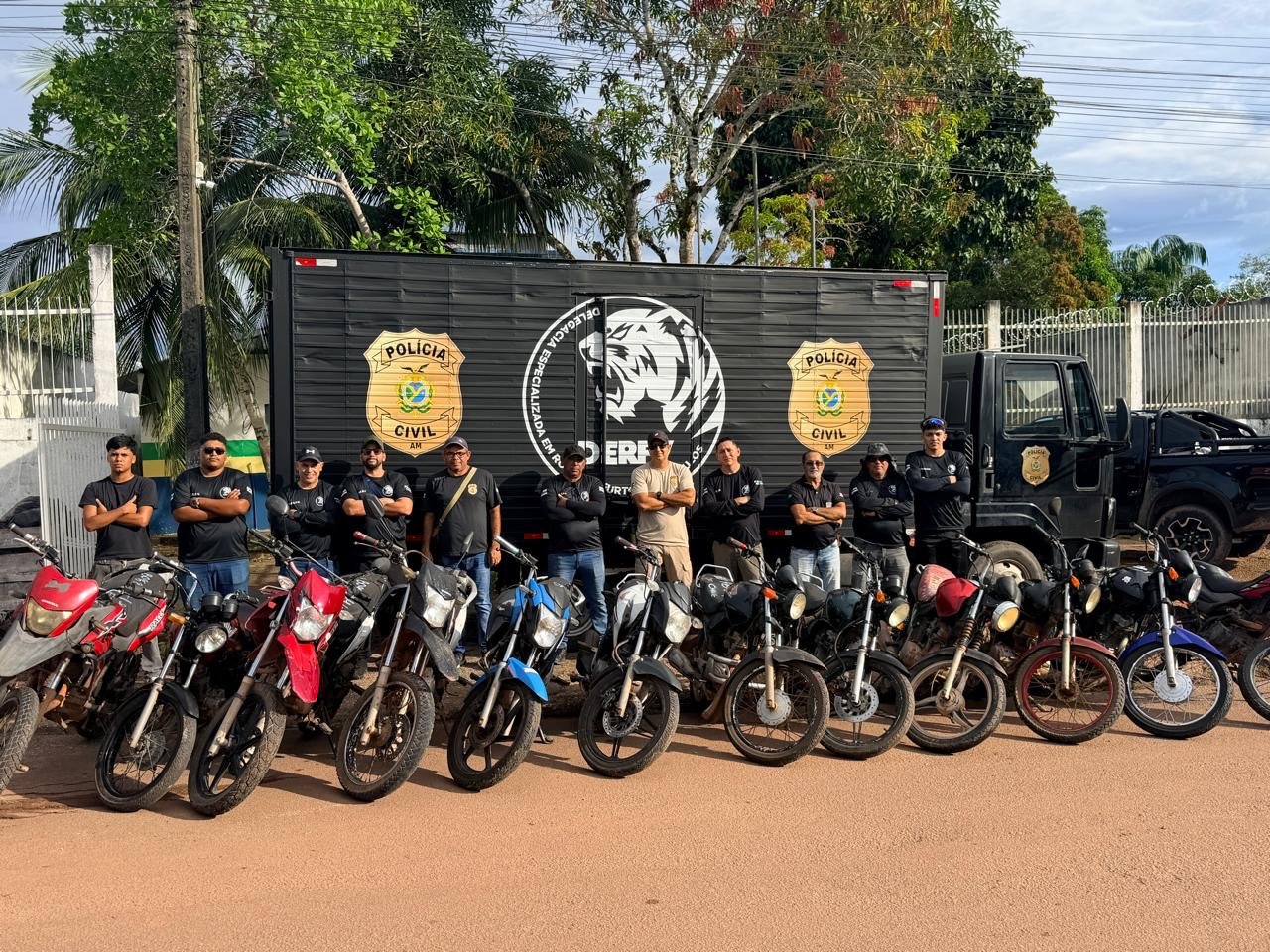 Polícia Civil do Amazonas apresenta veículos recuperados durante operações da DERFV em 2026.