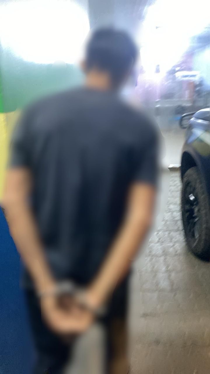 Viatura policial estacionada em frente a delegacia em Manacapuru durante prisao por descumprimento de medida protetiva.