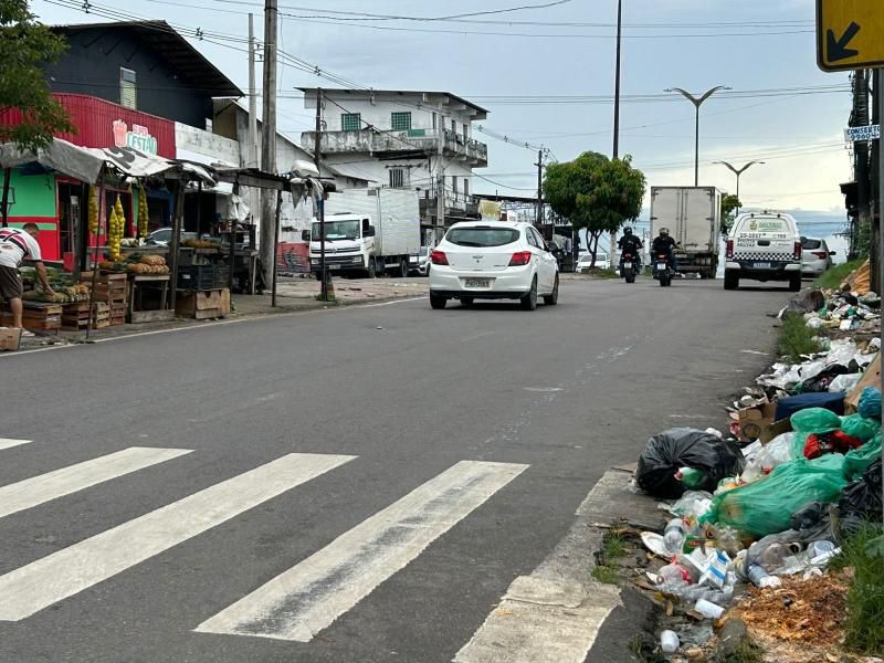 Movimentação na avenida Sete de Maio em Manaus após atropelamento de estudantes por carro que fugiu do local