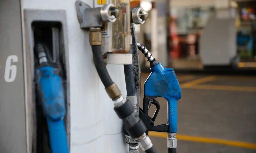 Bomba de combustível em posto de gasolina representando a distribuição de diesel no Brasil