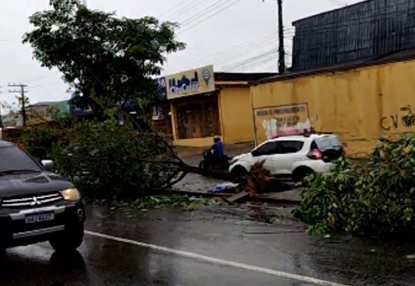 Acidente entre Hilux e moto na Alameda Cosme Ferreira em Manaus com trânsito congestionado no bairro Zumbi