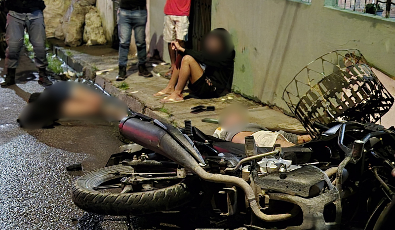 Equipes do Samu realizando atendimento a feridos em acidente de motocicleta no bairro Tarumã em Manaus.