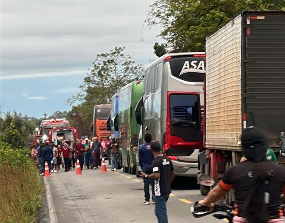 Ônibus de passageiros acidentado no acostamento da rodovia BR 174 com a frente danificada