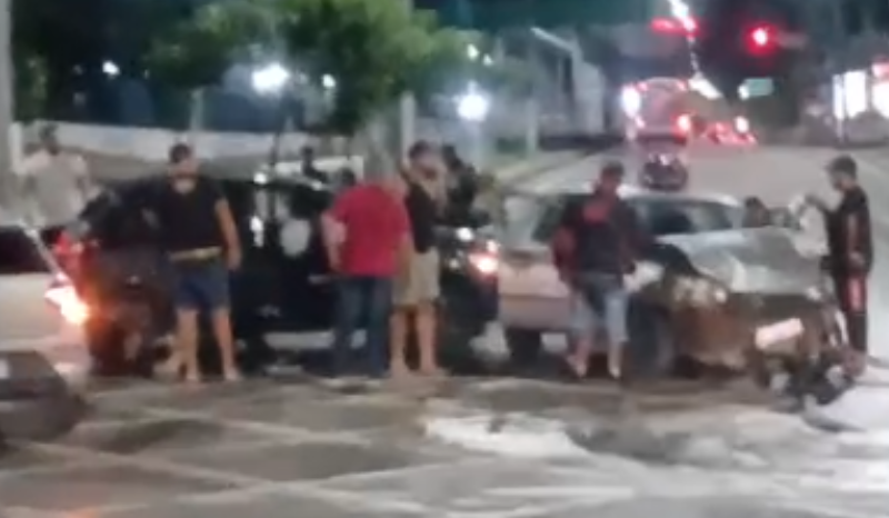 carros envolvidos em acidente na avenida constantino nery em manaus gerando trânsito lento