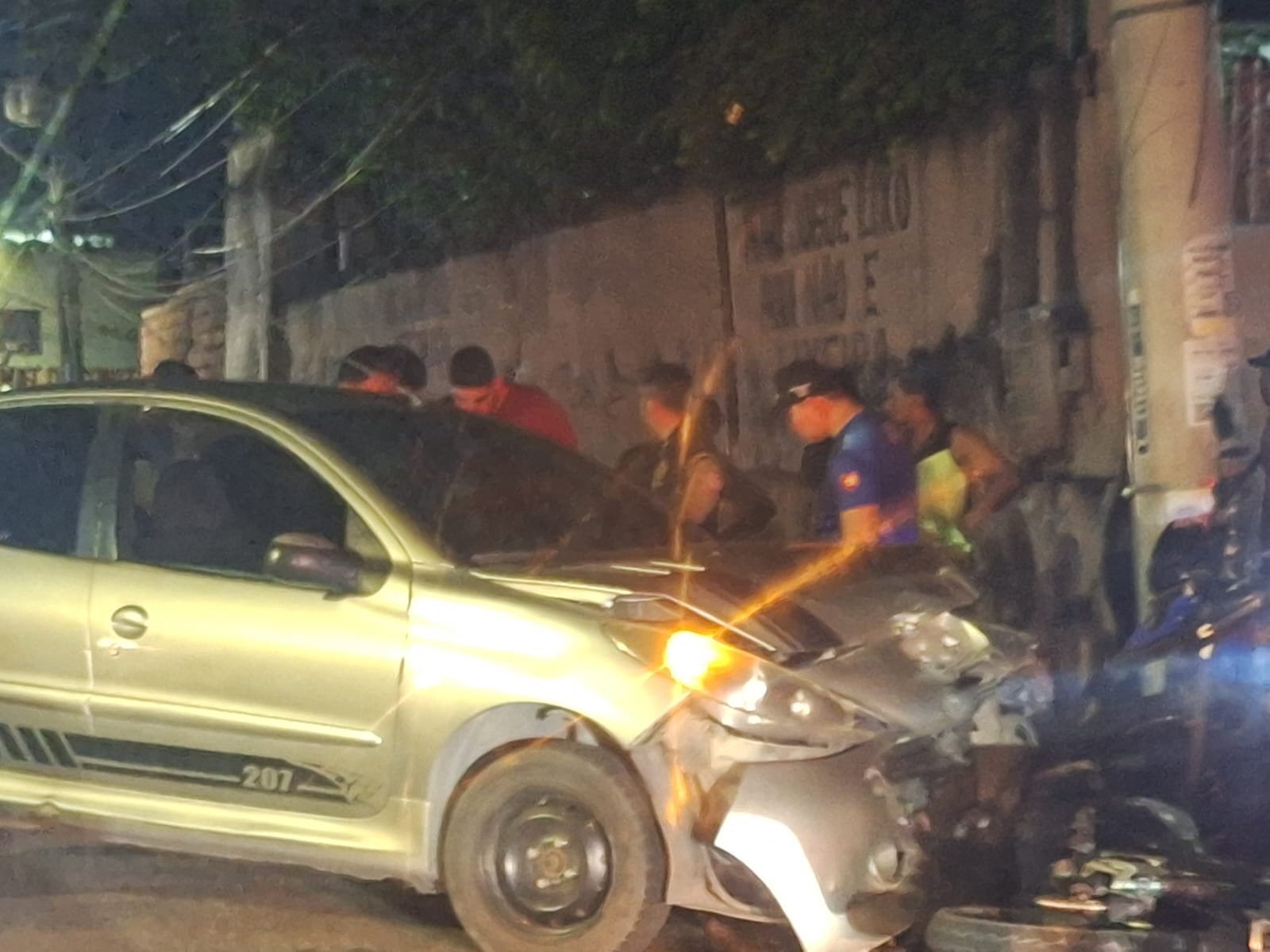 Colisão entre carro e motocicleta na Avenida J no bairro Alvorada em Manaus