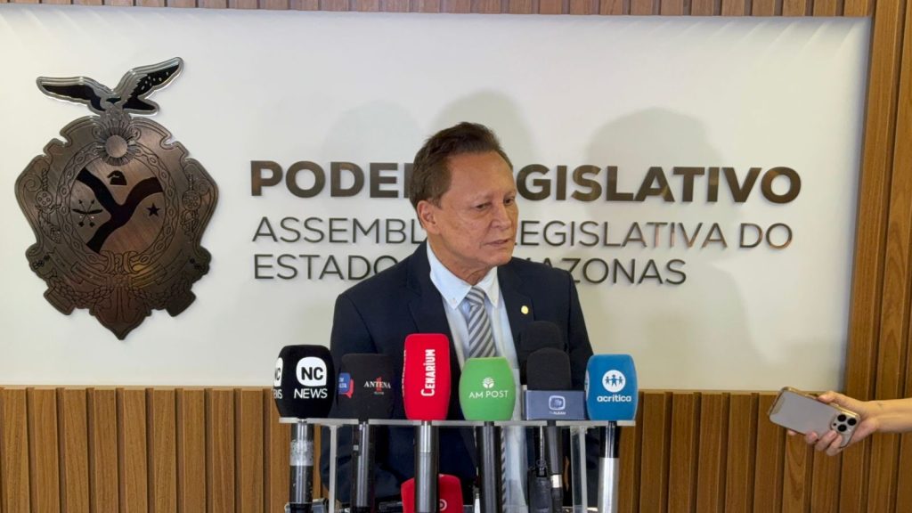Deputado Adjuto Afonso falando sobre a regulamentação da eleição indireta para governador do Amazonas na Assembleia Legislativa