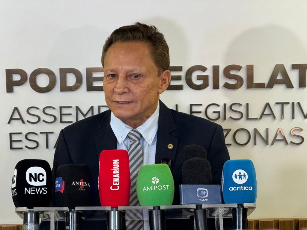 Deputado Adjuto Afonso falando sobre a regulamentação da eleição indireta para governador do Amazonas na Assembleia Legislativa