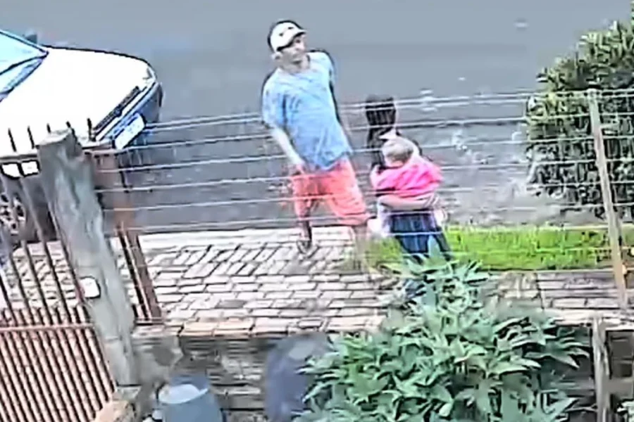 Adolescente carregando bebê no colo momentos antes de ser vítima de ataque no Paraná