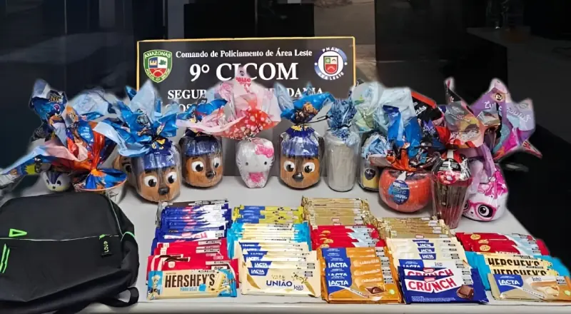 Policiais militares do Amazonas exibem ovos de páscoa e chocolates recuperados após furto em shopping de Manaus
