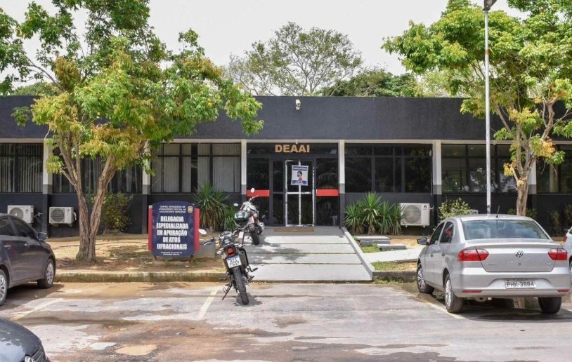 Policiais civis realizam apreensão de adolescente e equipamentos eletrônicos em Manaus.