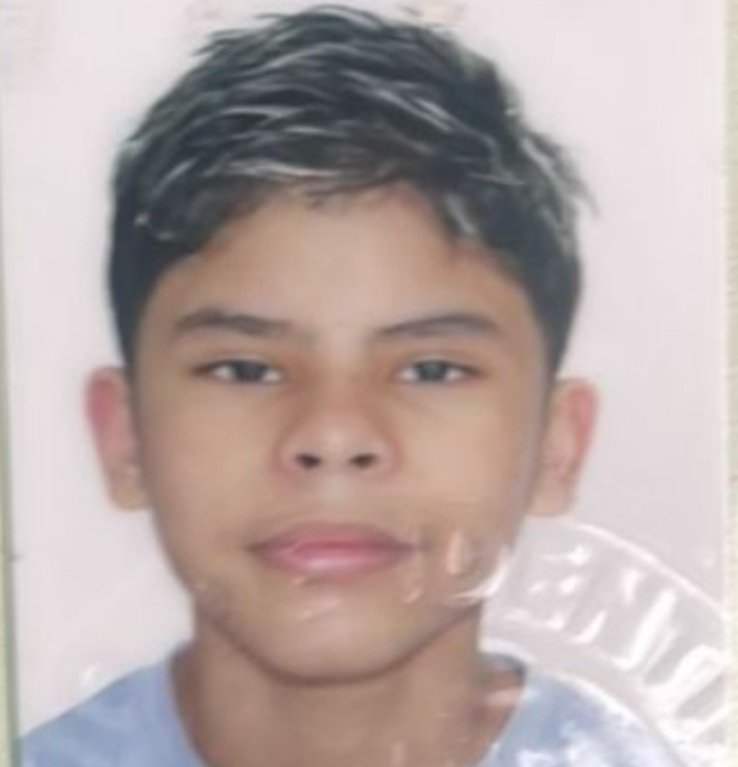 Equipes de resgate e pescadores no local do afogamento de um adolescente no igarapé do Capitari em Manaus.