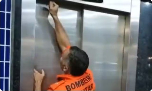 Equipes de resgate do corpo de bombeiros em ação para retirar jovens presos em elevador de passarela em Manaus.