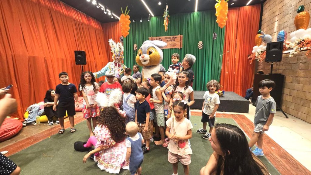 Pessoas reunidas em evento cultural em Manaus durante o feriado de Páscoa
