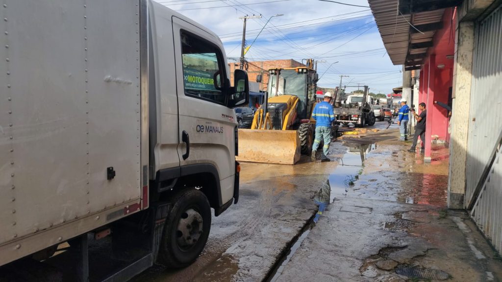 Equipe técnica trabalha no reparo de tubulação de água rompida na zona norte de Manaus.