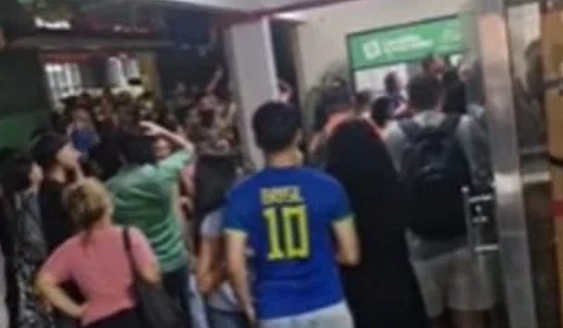 estudantes da faculdade esbam protestam contra bloqueio de acesso por mensalidades atrasadas