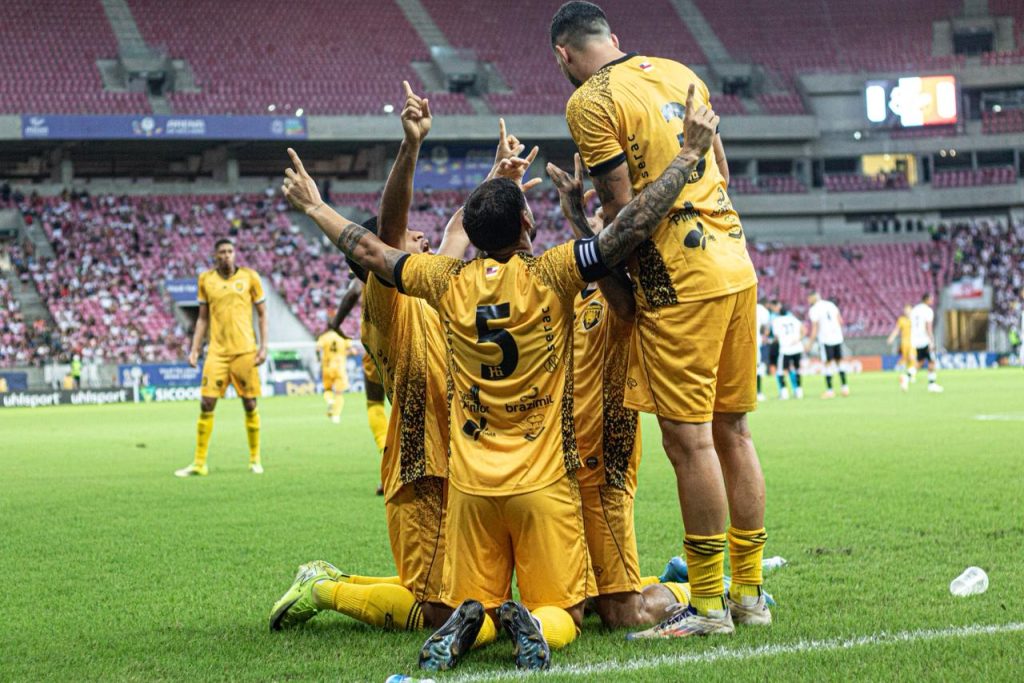 Jogadores do Amazonas FC comemorando a vitória contra o Santa Cruz no gramado da Arena Pernambuco pela Série C.