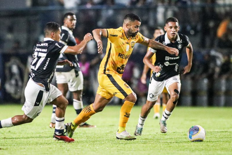Jogadores de futebol em campo durante partida entre Remo e Amazonas no estadio Mangueirao.