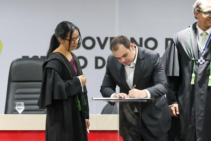 Governador interino Roberto Cidade durante a cerimônia de posse de cinco novos defensores públicos para o interior do Amazonas