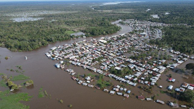 Imagem sobre a cheia dos rios no amazonas e suas consequências