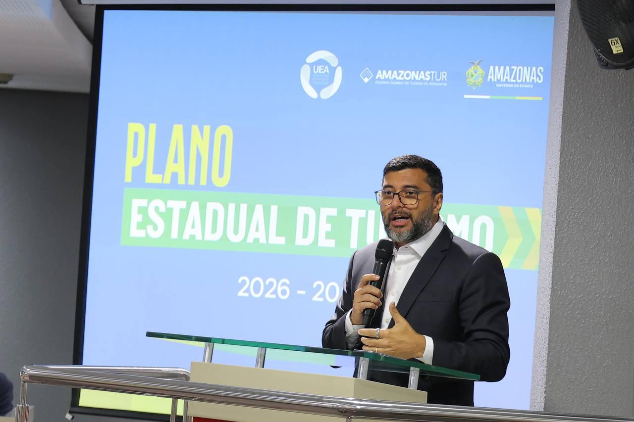 Governador Wilson Lima durante o lançamento do Plano Estadual de Turismo do Amazonas cercado por autoridades e representantes do setor.