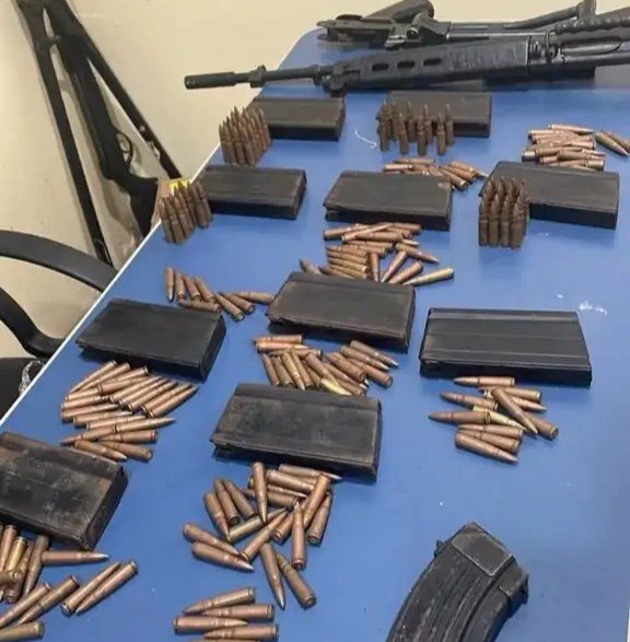 Policiais militares e civis do Amazonas exibem grandes quantidades de drogas e armas apreendidas em operações integradas no estado.