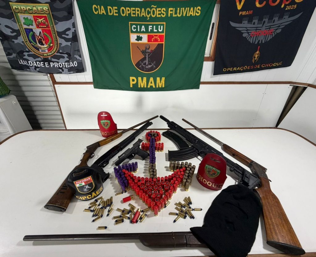 Policiais militares e civis do Amazonas exibem grandes quantidades de drogas e armas apreendidas em operações integradas no estado.