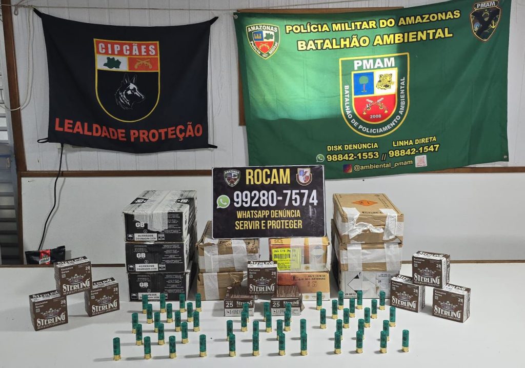 Policiais militares e civis do Amazonas exibem grandes quantidades de drogas e armas apreendidas em operações integradas no estado.