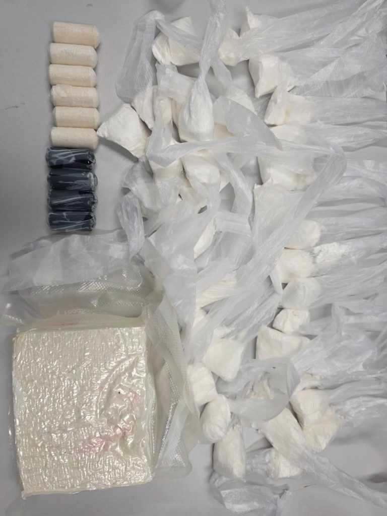 Agentes da Polícia Civil do Amazonas apreendem drogas e equipamentos em laboratório clandestino no bairro Vieiralves em Manaus.