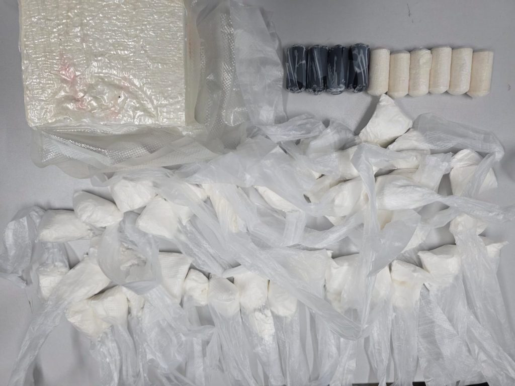 Agentes da Polícia Civil do Amazonas apreendem drogas e equipamentos em laboratório clandestino no bairro Vieiralves em Manaus.