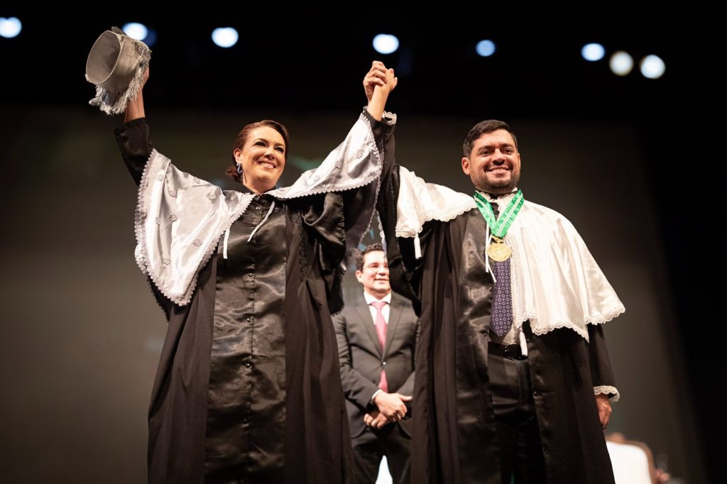 André Zogahib e Katia Couceiro durante cerimônia de posse da reitoria da UEA no palco do Teatro Amazonas